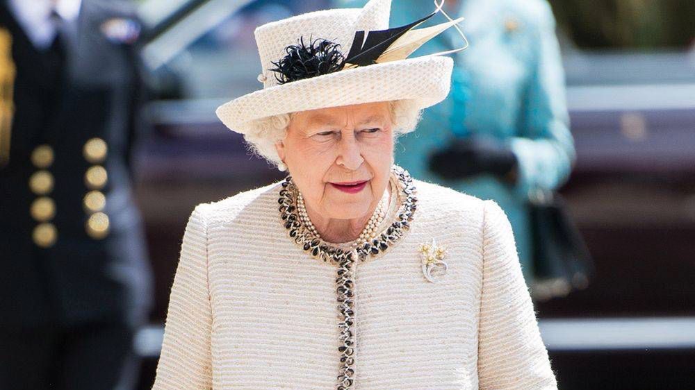 FELSTED, ENGLAND - MAY 06: Queen Elizabeth II arrives for an official visit to Felsted School on May 6, 2014 in Felsted, England. Her Majesty unveiled two plaques to commemorate the School's 450th anniversary and completion of a new boarding house.  (Photo by Ian Gavan - WPA Pool /Getty Images)