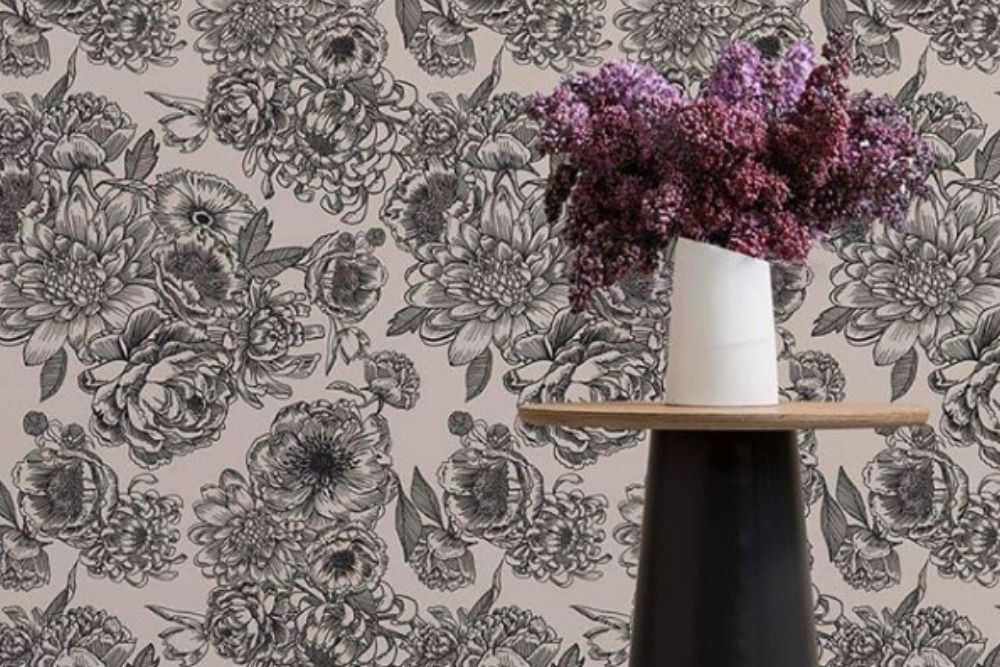 Tapety na jedną ścianę do salonu zachwycają kwiatowymi, geometrycznymi i ornamentowymi wzorami, a w wariancie z fotorealistycznym nadrukiem potrafią przenieść w najpiękniejsze miejsca na świecie