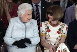 Uśmiechy i pogaduszki. Elżbieta II bawiła się świetnie w pierwszym rzędzie na pokazie mody