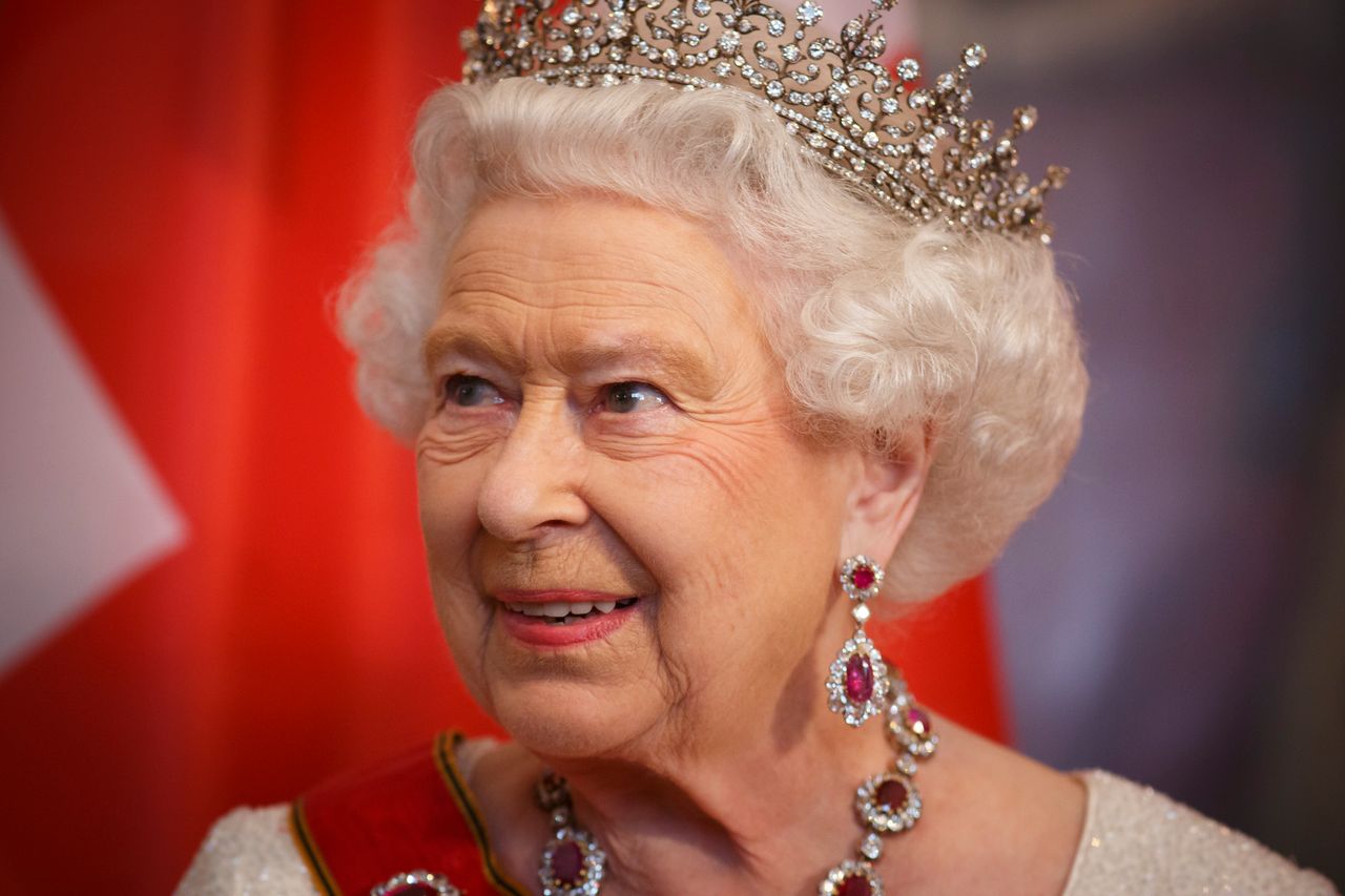 Królowa Elżbieta II czyści klejnoty ginem. Co jeszcze zdradziła asystentka monarchini?