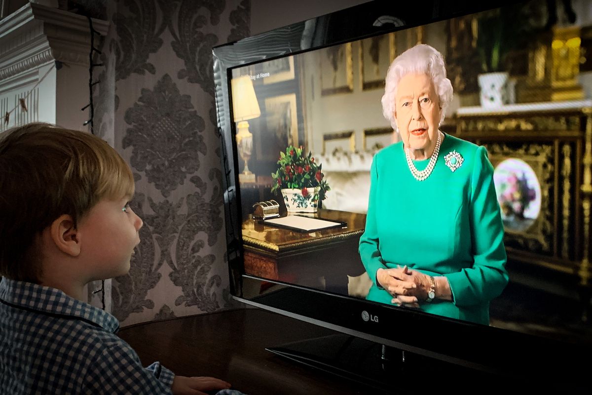 Królowa Elżbieta II wygłosiła orędzie. Oglądały ją 24 mln widzów