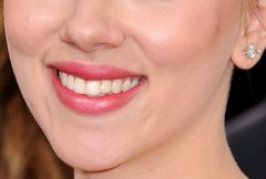 Usta Scarlett Johansson, nos Natalie Portman - tego chcą kobiety!