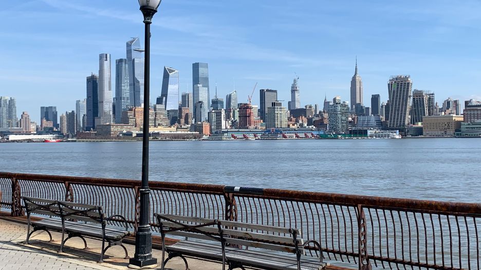 Puste miejsce na ławce z widokiem na Manhattan to rzadkość w Nowym Jorku