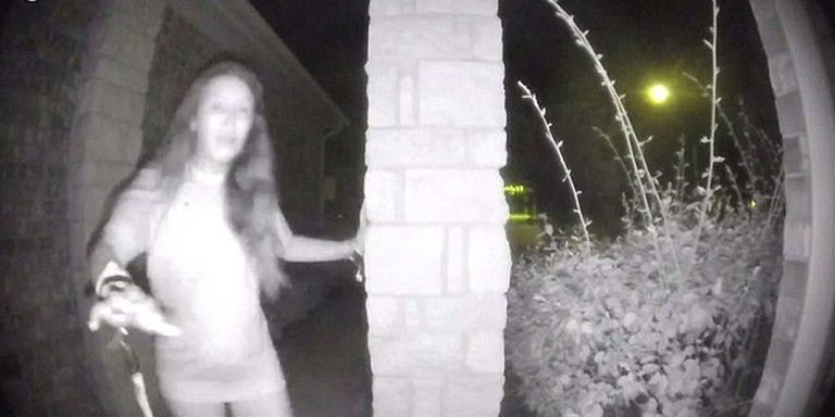 Policja odnalazła kobietę, która półnaga dobijała się do drzwi w Teksasie. Jest już bezpieczna
