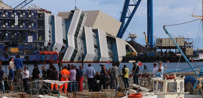 Polacy pracują przy podniesieniu Costa Concordia