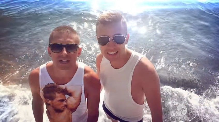Jakub i Dawid w fanowskim teledysku do piosenki Beaty "Niebiesko-zielone"