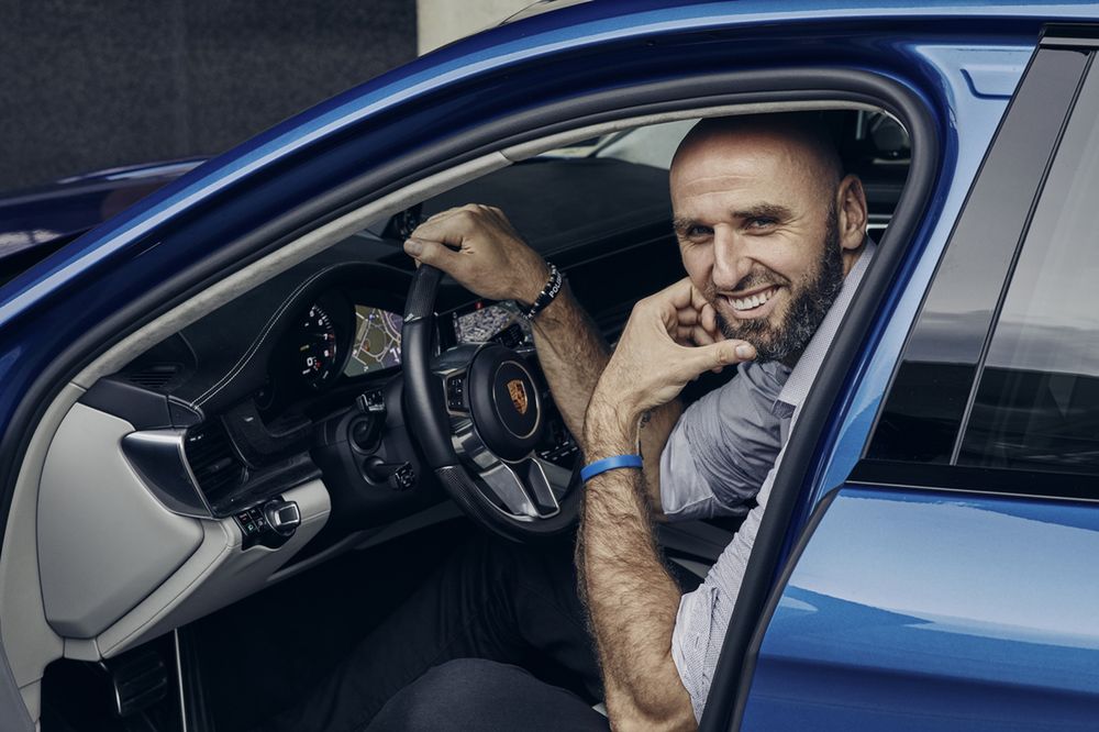 Marcin Gortat odebrał kluczyki do nowego porsche. To hybrydowa panamera sport turismo