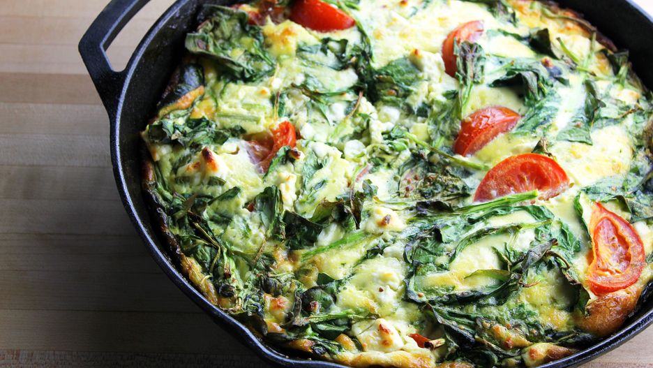 Frittata smakuje świetnie na zimno i na gorąco, a odgrzać możesz ją w piekarniku, mikrofalówce lub na patelni