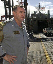 Australijski okręt wojenny płynie z misją pokojową