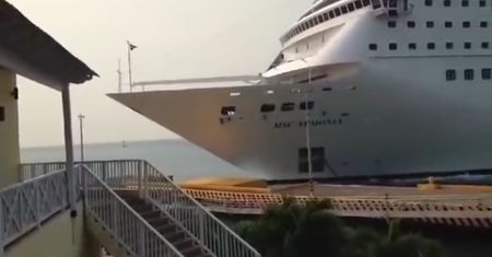 Sceny niczym ze "Speed 2". Rozpędzony gigant wbił się w port