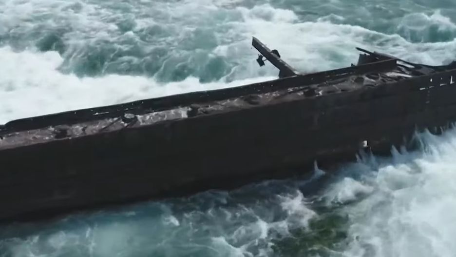 Wrak barki pozostawał nieruchomy przez ponad sto lat, teraz zbliżył się do wodospadu Niagara