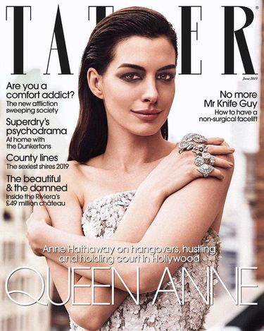 Anne Hathaway na okładce Tater straszy po przeróbce graficznej