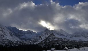 Tatry: czwarty stopień zagrożenia lawinowego. Droga do Morskiego Oka zamknięta