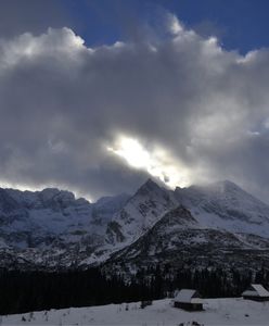 Tatry: czwarty stopień zagrożenia lawinowego. Droga do Morskiego Oka zamknięta