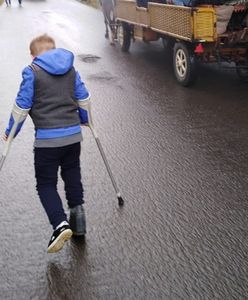 8-letni Daniel zawstydził turystów. Do Morskiego Oka dotarł o kulach