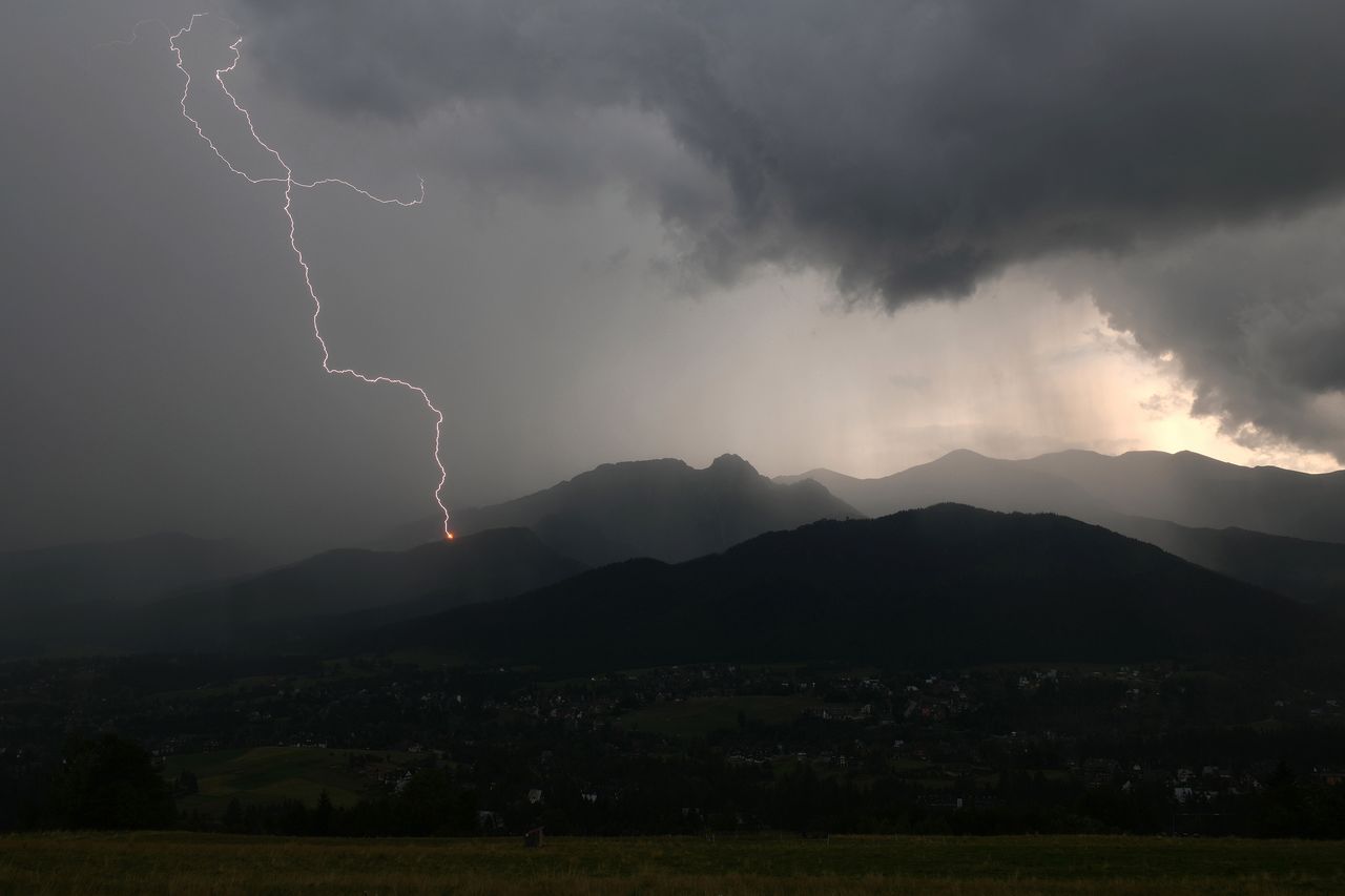 Tatry. Trzy osoby rażone piorunem. "Są momenty, kiedy nie należy wchodzić na szlaki"