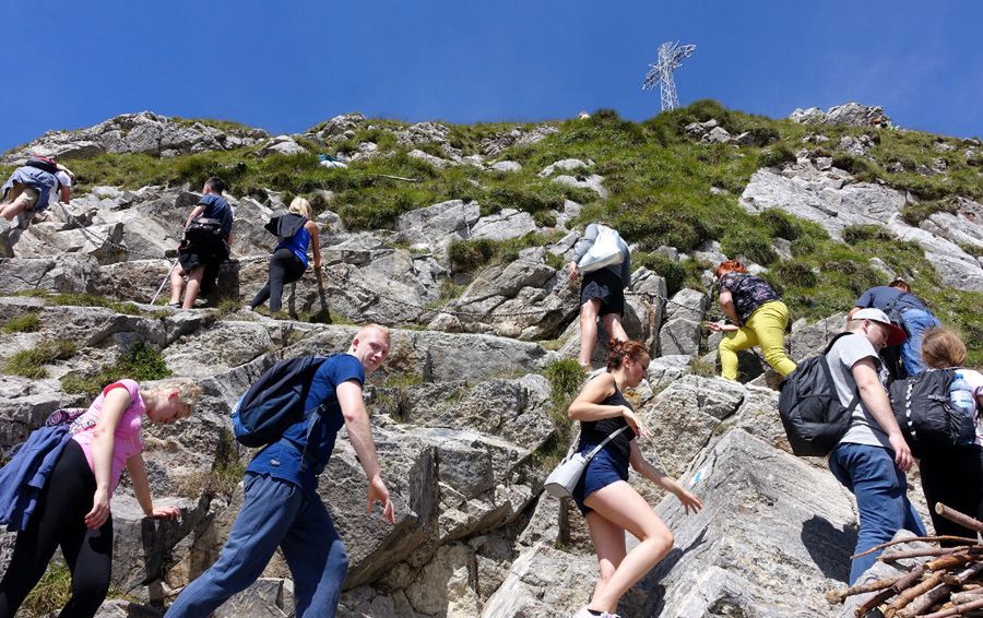 Giewont. Turyści lekceważą zakaz i wchodzą na szczyt. Chcą zobaczyć jeden z symboli Tatr