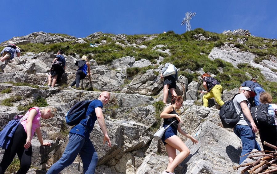 Tatry, tu byłem. Turyści "zdobią" góry radosną twórczością