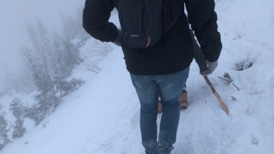 Wchodzenie na szczyt w adidasach to nie nowość wśród polskich turystów