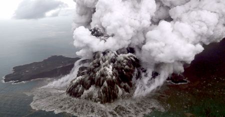 Erupcja Anak Krakatau trwa. Trasy lotów samolotów zmienione
