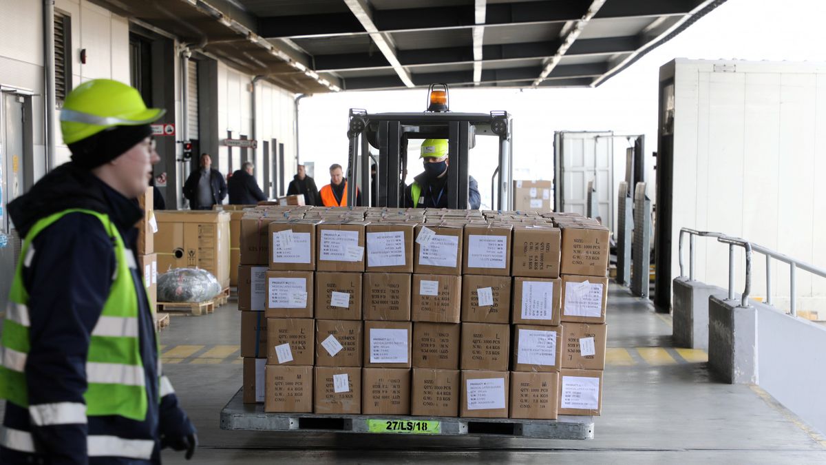 Neuca sprowadzi do Polski kilkadziesiąt milionów maseczek.