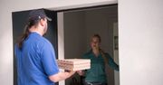Koronawirus. Pyszne.pl i Uber Eats wprowadzają bezkontaktowe dostawy jedzenia
