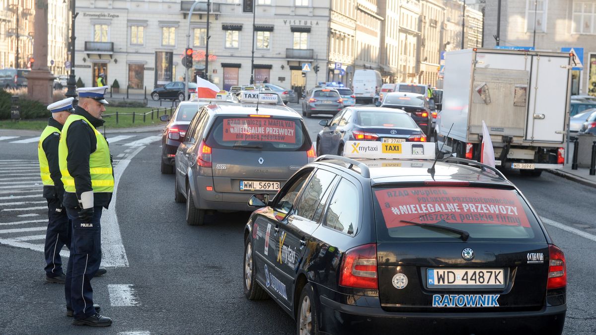 W ostatnich latach taksówkarze protestują regularnie. Na zdjęciu warszawska akcja protestacyjna z listopada 2018 roku.