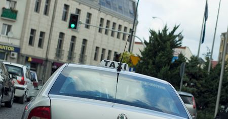 Kierowcy Ubera przesiadają się na taksówki. Powód – tyle samo pieniędzy za mniej pracy. Sprawdziliśmy to