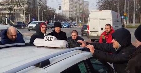 Uber w ministerstwie cyfryzacji ogłasza nowe inwestycje. A przed budynkiem zadyma