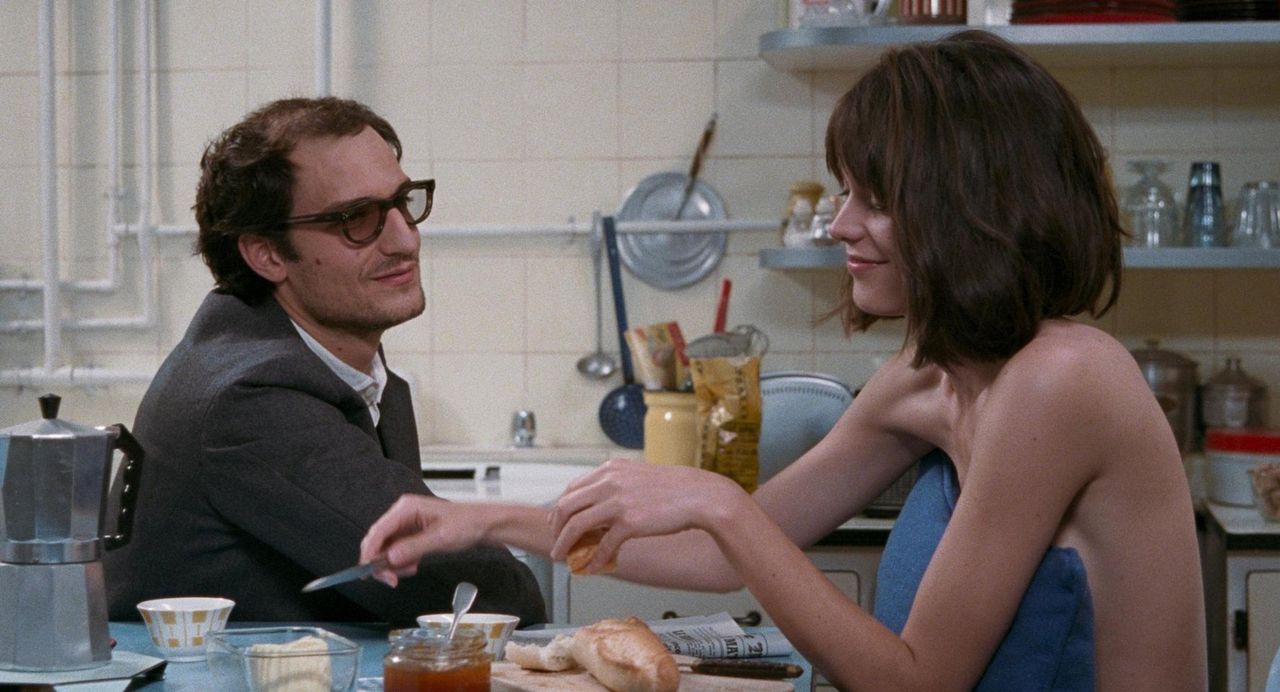 “Ja, Godard” [RECENZJA]: pstryczek w nos. Hazanavicius wszedł z kamerą do łóżka Godarda i wywlekł wszystkie jego brudy