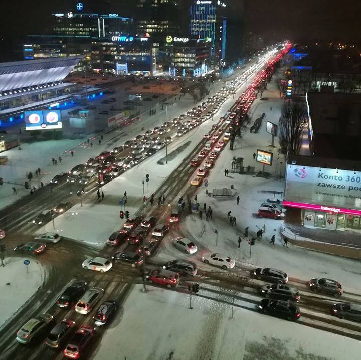 Śnieg zablokował Trójmiasto. Paraliż na drogach 