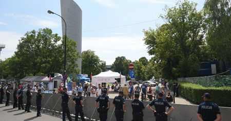 Policjanci publikują zdjęcia swojego jedzenia. To na 16 godzin