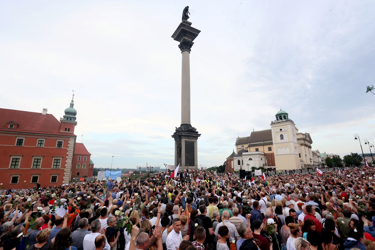 Policja chce karać demonstrujących w miesięcznicę smoleńską. Popłynęła fala wniosków