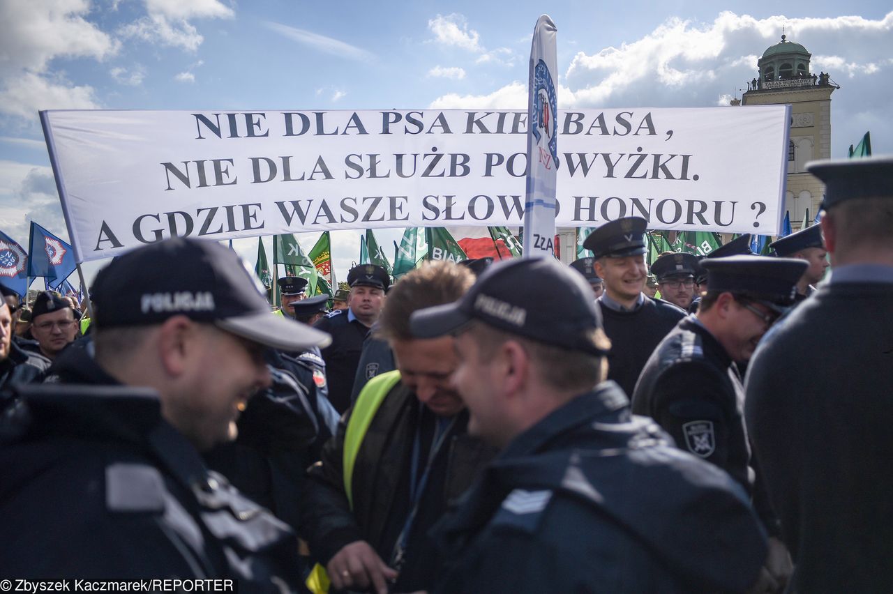 Manifestacja służb mundurowych w Warszawie: mam nadzieję, że prezydent przyjmie nas tak, jak siatkarzy 