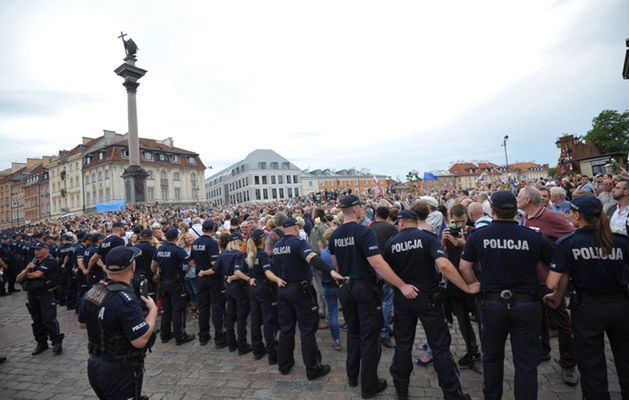 "Jakże jesteśmy słabi!". Hartman nie zostawił suchej nitki na kontrmanifestacji smoleńskiej