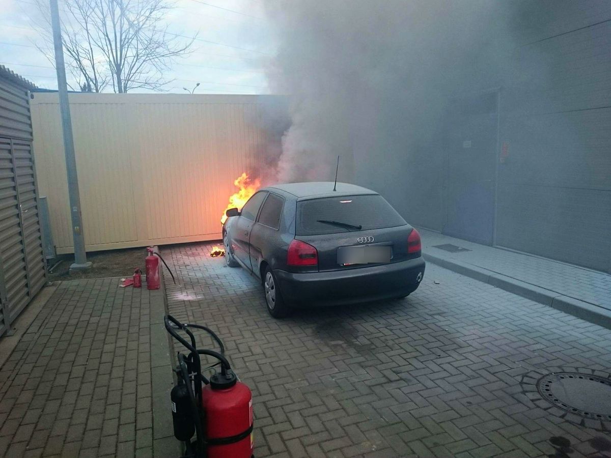 Pożar na stacji benzynowej. Do jego ugaszenia potrzebne były 4 gaśnice