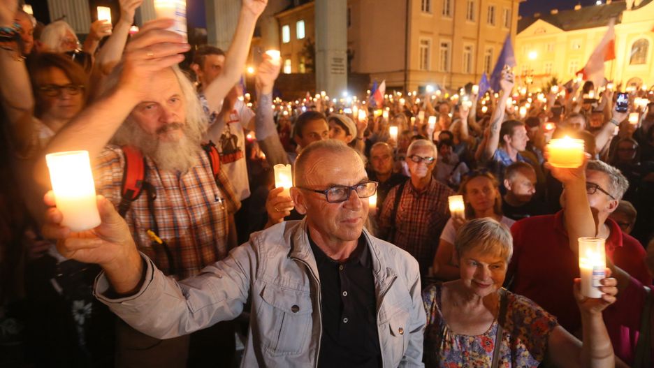 Manifestacja "Łańcuch światła" przed siedzibą Sądu Najwyższego w Warszawie