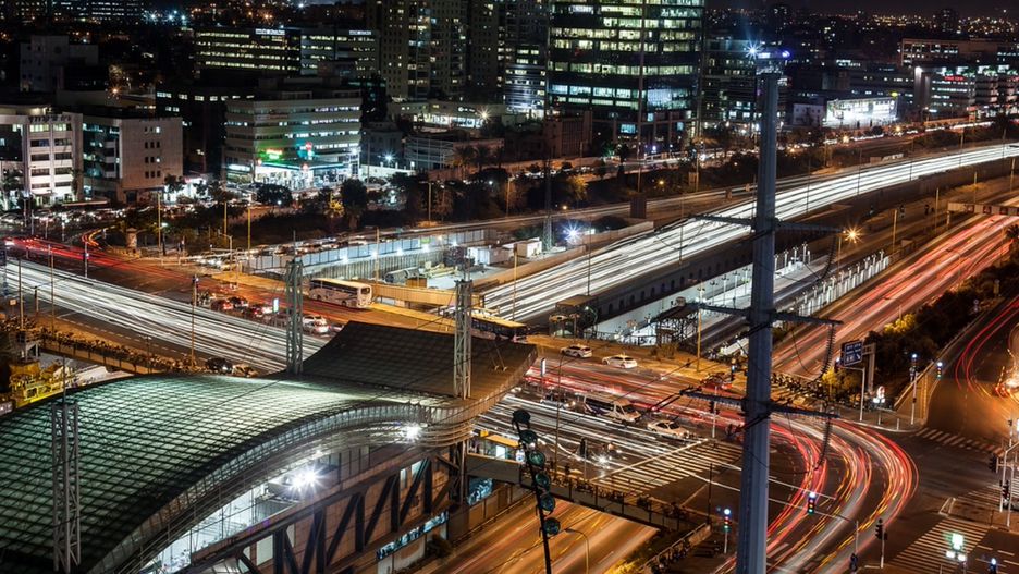 Transfer z Lotniska Tel Aviv Ben Gurion do centrum zapewniają autobusowa komunikacja miejska, transport kolejowy i firmy taksówkarskie