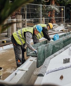 Praca w kąpielówkach i pod palmami w środku Polski, ale chętnych brak. Kiedy w końcu otworzy się Suntago?