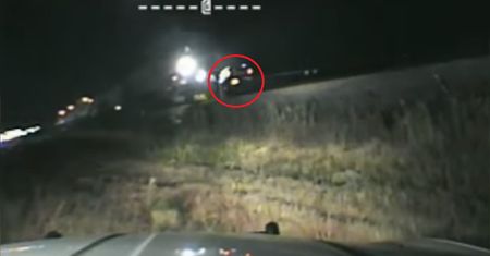 Auto stanęło na torach kolejowych. Kierowca miał olbrzymie szczęście