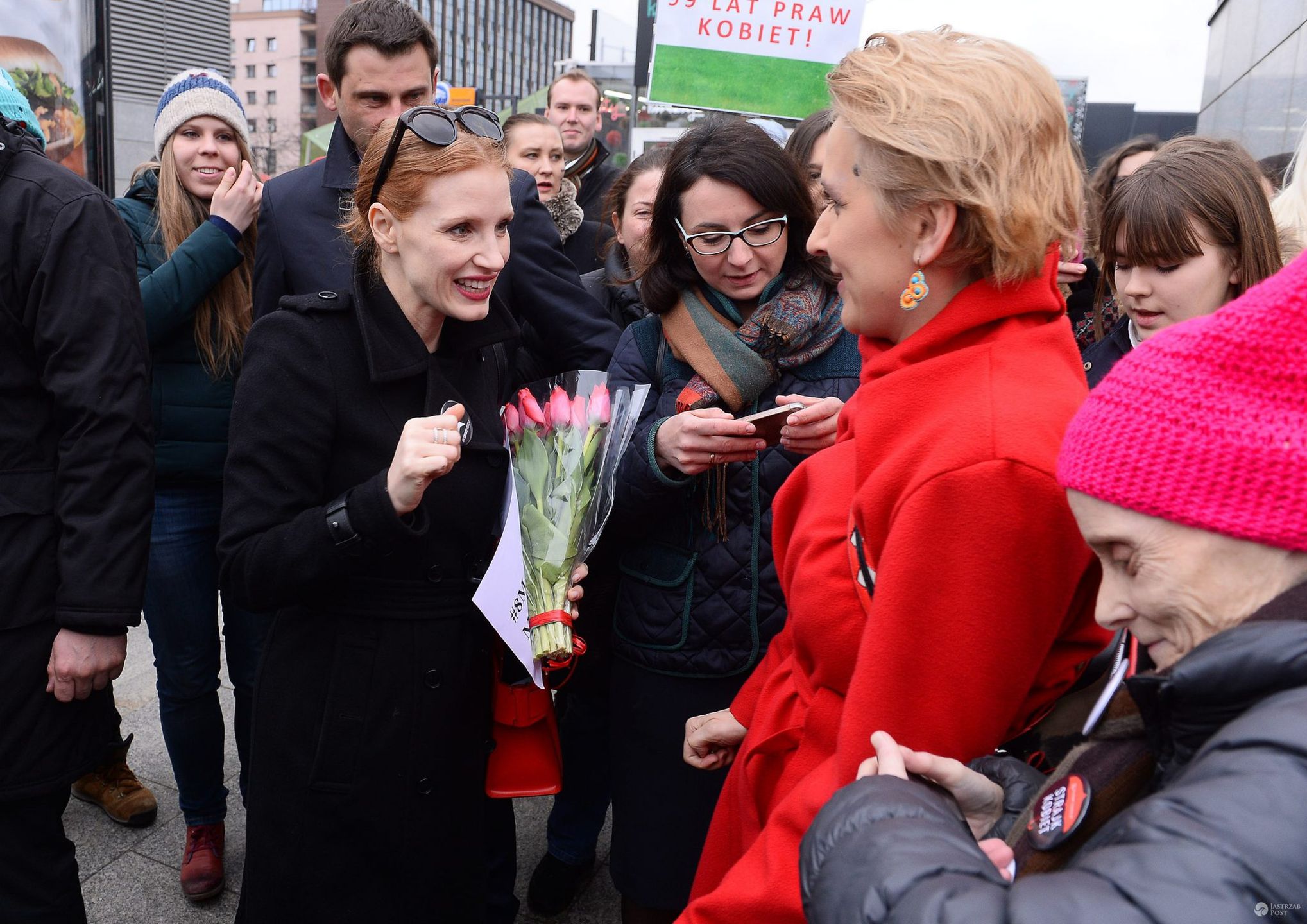 Jessica Chastain na Międzynarodowym Strajku Kobiet w Warszawie