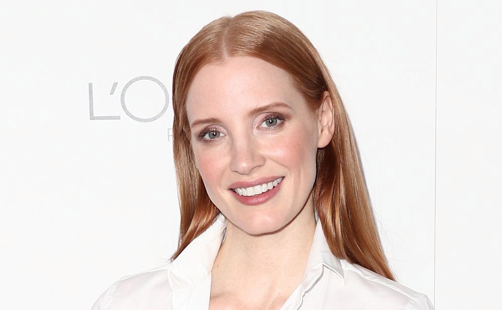 LOOK OF THE DAY: Jessica Chastain w obłędnej czerwonej spódnicy