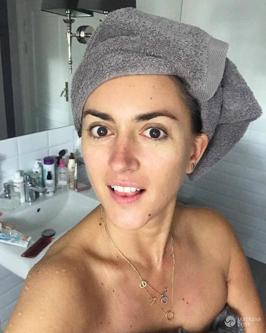 Karolina Szostak pokazała swoje zdjecie po wyjściu z wanny , w reczniku i bez makijażu