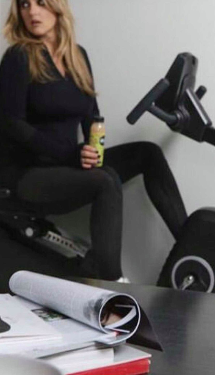 Karolina Szostak na rowerku stacjonarnym
