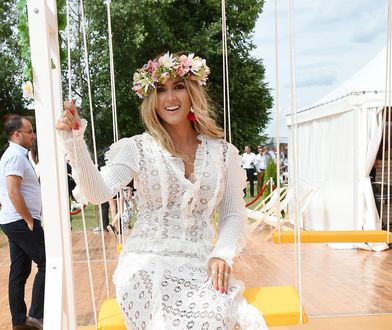 Romantyczna Karolina Szostak w koronkach i wianku. Ona umie zrobić wrażenie!