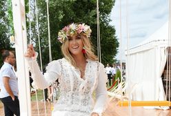 Romantyczna Karolina Szostak w koronkach i wianku. Ona umie zrobić wrażenie!