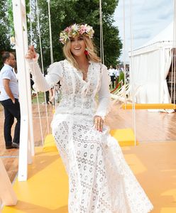 Romantyczna Karolina Szostak w koronkach i wianku. Ona umie zrobić wrażenie!