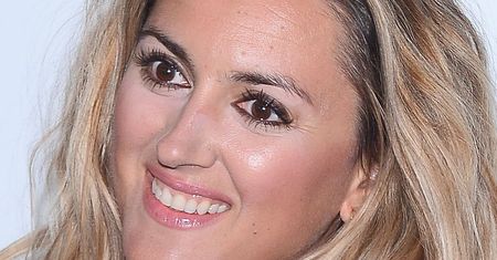 Karolina Szostak na okładce swojej nowej książki. Co za nogi!