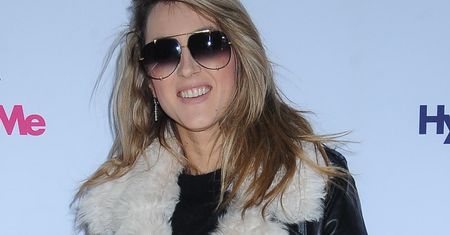 Karolina Szostak w obcisłych dżinsach i zimowej ramonesce. Świetne połączenie