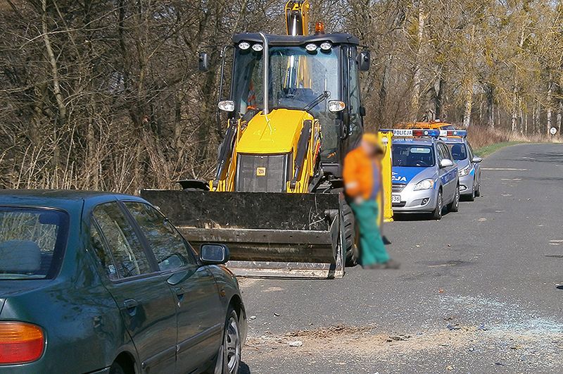 Koparką "zaatakował" auto osobowe